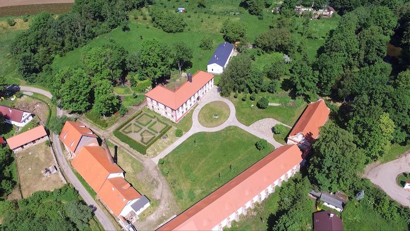 Místo bytu v Praze koupili zchátralý zámek. Podívejte se na něj z ptačí perspektivy